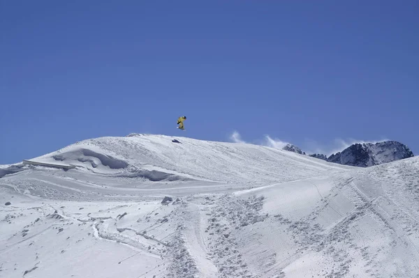 Snowboarder Skacze Parku Terenowym Ośrodku Narciarskim Słoneczny Zimowy Dzień Kaukaz — Zdjęcie stockowe