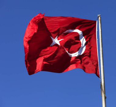 Türk bayrağı güneş gününde rüzgarda dalgalanıyor 