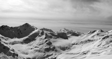 Kış akşamında Kafkas Dağları 'nın siyah beyaz manzarası. Elbrus Bölgesi. Elbrus 'tan Görünüm.