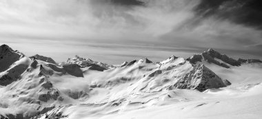 Kış akşamında Kafkas Dağları 'nın siyah beyaz manzarası. Elbrus Bölgesi. Elbrus 'un eğiminden görünüm.