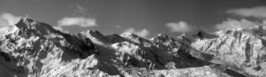 Güneşli bir günde, karlı dağlarda siyah ve beyaz panoramik manzara. Kafkas Dağları. Gürcistan 'ın Svaneti bölgesi.