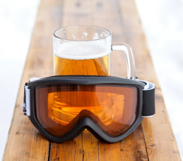 Gafas Esquí Taza Vidrio Con Cerveza Fría Fresca Banco Madera — Foto de Stock