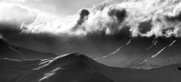 Vista Panorámica Blanco Negro Montaña Noche Nubes Luz Solar Montañas —  Fotos de Stock
