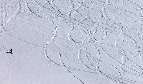 Snowboardzista Stoku Zjazdowym Widok Góry Kaukaz Gruzja Region Gudauri — Zdjęcie stockowe
