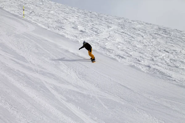 Soğuk Kış Gününde Kayak Pisti Snowboardcu Gürcistan Gudauri Bölgesi Kafkas — Stok fotoğraf