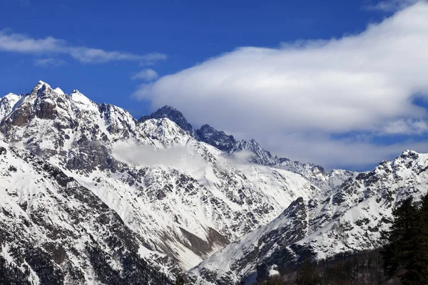 Nieve Montañas Invierno Cielo Azul Con Nubes Día Del Sol —  Fotos de Stock