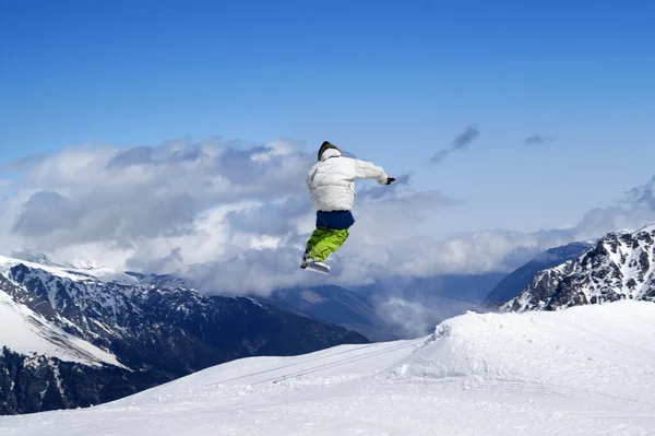 Snowboardista Skákání Terénním Parku Lyžařském Středisku Slunného Zimního Dne Kavkaz — Stock fotografie