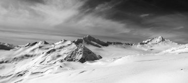 Kış akşamları kar dağlarının siyah beyaz manzarası. Kafkasya Dağları, Elbrus Bölgesi. Elbrus 'un eğiminden görünüm.