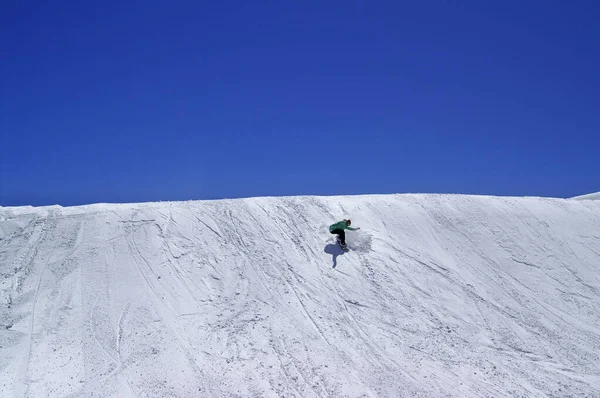 Snowboarder Terrain Park Blue Clear Sky Ski Resort Caucasus Mountains — Stock fotografie
