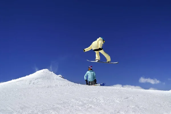 Twee Snowboarders Terreinpark Bij Skigebied Zonnige Winterdag Kaukasus Gebergte Regio — Stockfoto