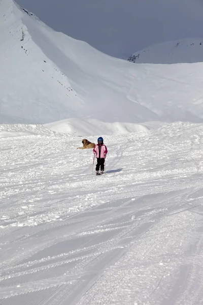 Güneşli Kış Gününde Kayak Pistinde Küçük Kayakçı Fırtınadan Önce Gri — Stok fotoğraf