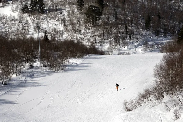Esquiador Pista Esquí Soleado Día Invierno Montañas Del Cáucaso Hatsvali —  Fotos de Stock