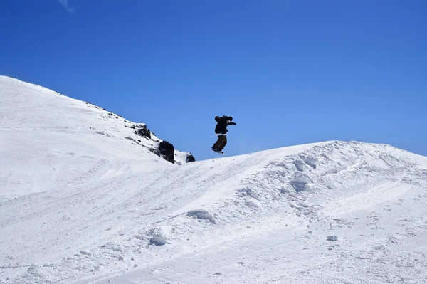 Snowboardzista Skaczący Snowparku Ośrodku Narciarskim Słoneczny Zimowy Dzień Kaukaz Region — Zdjęcie stockowe