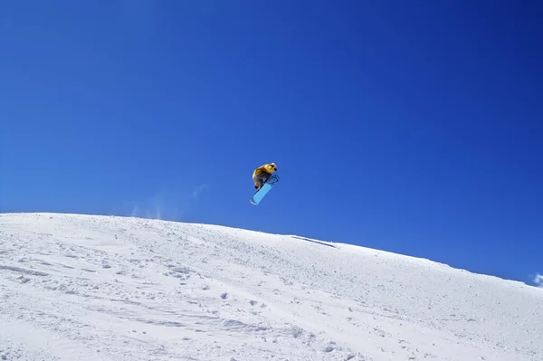 Snowboarder Saltar Parque Del Terreno Estación Esquí Día Del Sol — Foto de Stock
