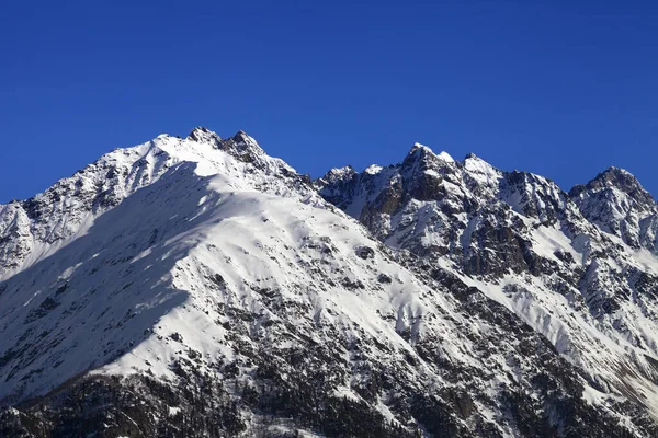 Χιονισμένα Βράχια Και Μπλε Καθαρό Ουρανό Ωραία Χειμωνιάτικη Μέρα Καύκασος — Φωτογραφία Αρχείου