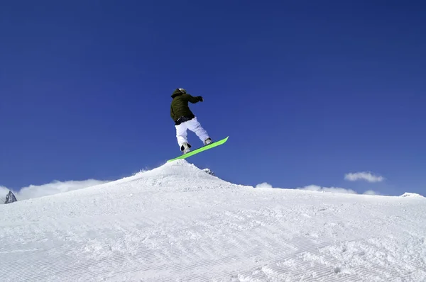 Snowboarder Saut Dans Snowpark Station Ski Soleil Jour Hiver Montagnes — Photo