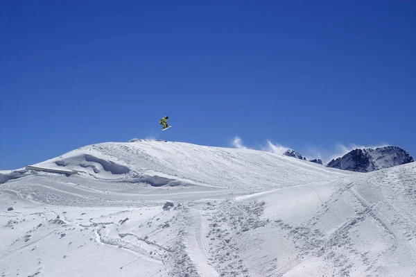 Snowboarder Jumping Terrain Park Ski Resort Sun Wind Day Caucasus — Zdjęcie stockowe