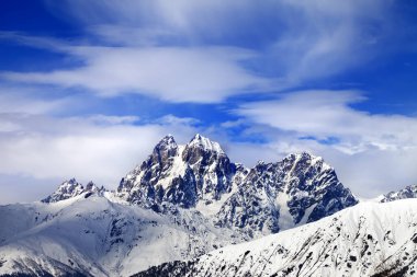 Kar dağları ve kışın bulutlu mavi gökyüzü. Kafkas Dağları. Gürcistan 'ın Svaneti bölgesi. Ushba ve Chatyn Dağları.