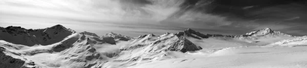 冬夜白雪中的高加索山脉黑白全景 Elbrus地区 从Elbrus的滑雪斜坡看 — 图库照片