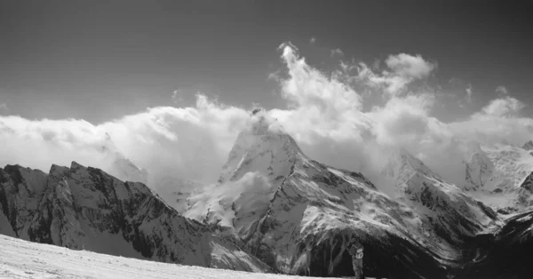 Panorama Snowy Mountain Peaks Sunlight Clouds Ski Slope Skier Caucasus — Zdjęcie stockowe