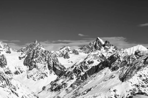 Czarne Białe Skaliste Szczyty Gór Śniegu Słoneczny Zimowy Dzień Kaukaz — Zdjęcie stockowe