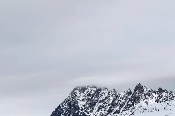 Skaliste Góry Śniegu Zachmurzone Szare Niebo Zimowy Dzień Kaukaz Region — Zdjęcie stockowe