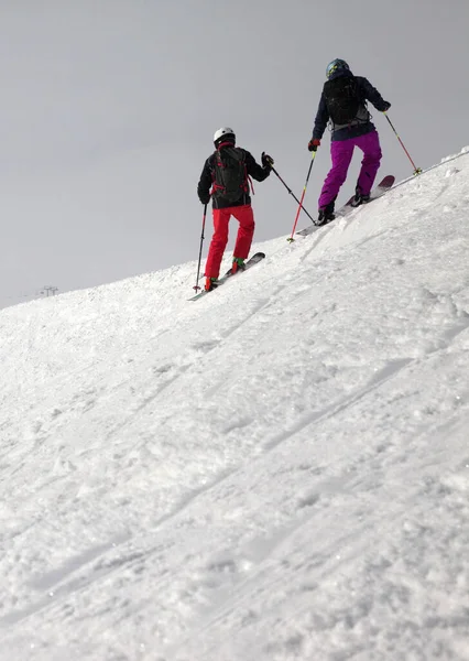 Skifahrer Auf Schneebedecktem Freeride Hang Und Bewölktem Nebligem Himmel Bei — Stockfoto