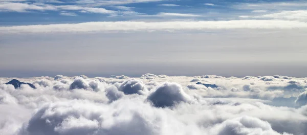 Panoramisch Uitzicht Besneeuwde Bergen Bedekt Met Prachtige Zonlicht Wolken Zonnige — Stockfoto