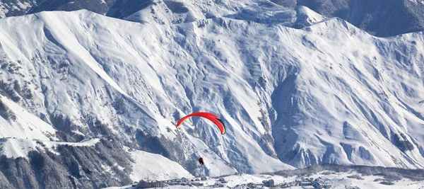 Panoramautsikt Över Paragliding Snöiga Berg Över Skidorten Solig Vinterdag Kaukasusbergen — Stockfoto