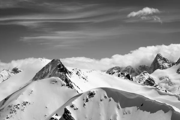 Vinterberg Med Snö Cornice Och Himmel Med Moln Vacker Vinterdag — Stockfoto