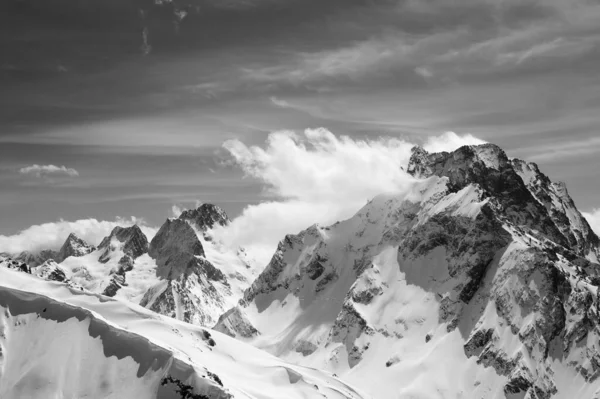 Black White Winter Mountains Snow Cornice Sky Clouds Wind Sunny — Stock Photo, Image