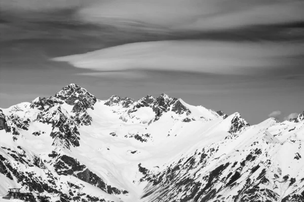 Preto Branco Montanhas Nevadas Inverno Céu Com Nuvens Cáucaso Montanhas — Fotografia de Stock