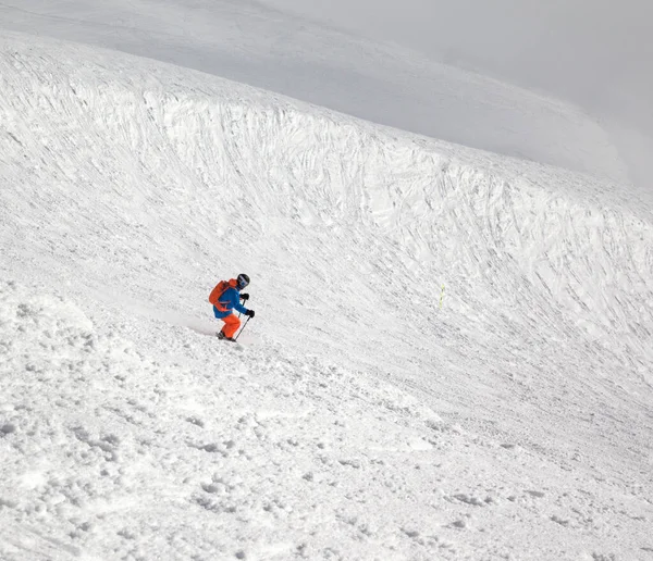 Skier Downhill Freeriding Slope Overcast Misty Sky Blizzard Winter Day — Stock Photo, Image