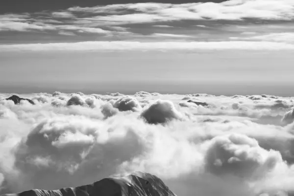 Snowy Mountains Covered Beautiful Sunlight Clouds Sunny Winter Evening Caucasus — Stock Photo, Image