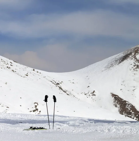 Skiing Equipment Snowy Ski Slope Sunny Winter Day Caucasus Mountains — Stock Photo, Image