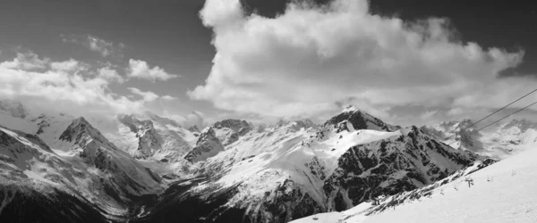 Schwarz Weißes Panorama Von Skipisten Und Bewölkten Bergen Bei Schönem — Stockfoto