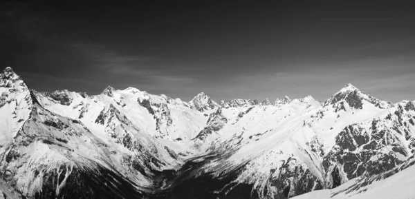 雪の黒と白のパノラマの山のピーク覆われた 冬のコーカサス山脈 Dombay — ストック写真