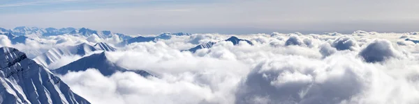 Panoráma Havas Hegyek Borított Gyönyörű Napfény Felhők Napsütéses Téli Este — Stock Fotó