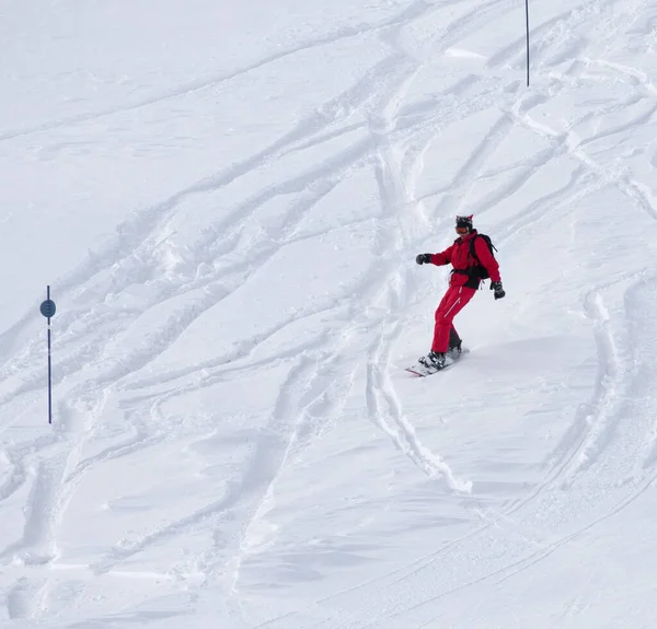 Snowboarder Descends Snowy Ski Slope Snowfall Gray Winter Day — Stock Photo, Image