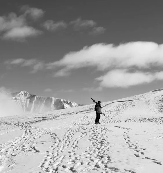 滑雪者肩膀上挂着滑雪板 寒冷的晴天下雪山 格鲁吉亚 高加索冬季山脉 古道里地区 库德比山 黑白色调的风景 — 图库照片