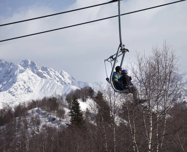 Padre Figlia Sulla Seggiovia Montagna Innevata Bella Giornata Sole Montagne — Foto Stock