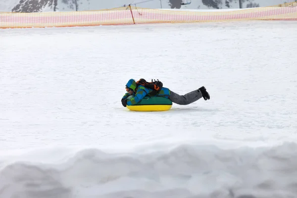 Snowtubing Skigebiet Sonnigen Wintertag Den Schneebedeckten Bergen — Stockfoto