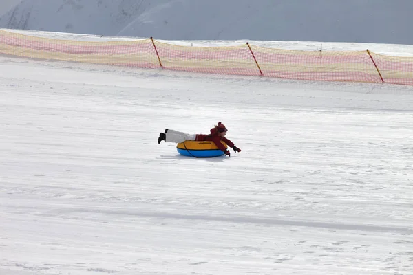 Jeune Fille Descente Sur Tube Neige Sur Station Ski Soleil — Photo