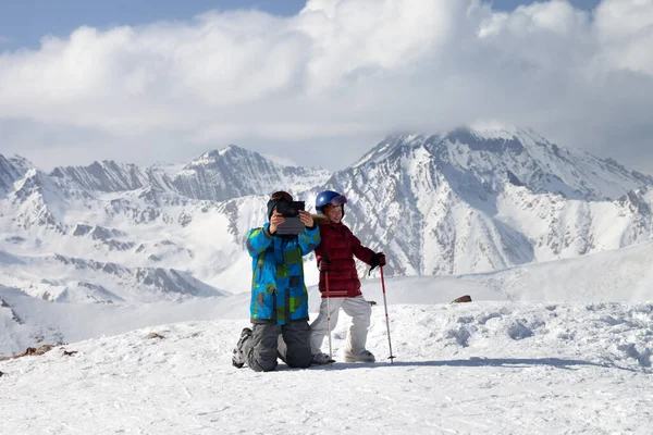 Piccolo Sciatore Felice Con Padre Selfie Dispositivo Targa Montagne Invernali — Foto Stock