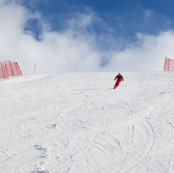 Skiër Afdaling Besneeuwde Skipiste Zonnige Winterdag — Stockfoto