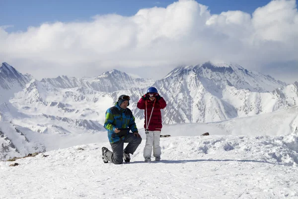 Piccolo Sciatore Con Padre Cima Alla Pista Sci Innevata Nella — Foto Stock