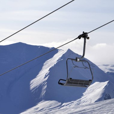 Sandalye kaldırma ve akşamları dağlar. Kafkasya Dağları, Gürcistan, Gudauri bölgesi.