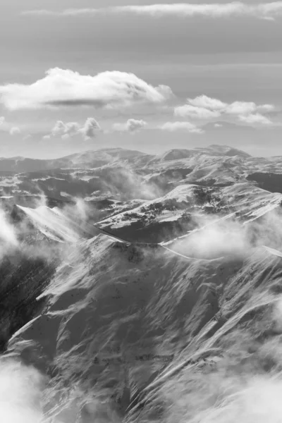 Черно Белые Снежные Солнечные Горы Тумане Облачном Небе Кавказские Горы — стоковое фото