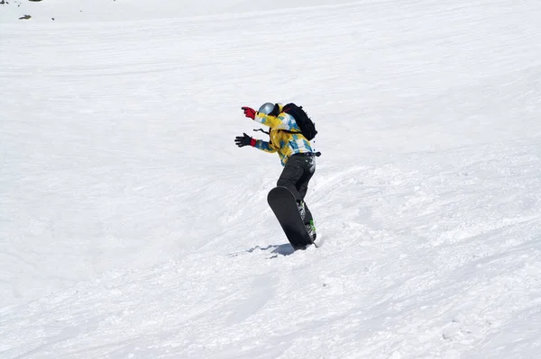 Snowboardista Skok Zasněžené Sjezdovce Vysokých Zimních Horách Slunném Chladném Dni — Stock fotografie