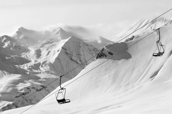 Stoeltjeslift Skigebied Winterdag Kaukasusgebergte Georgië Regio Gudauri Zwart Wit Getint — Stockfoto